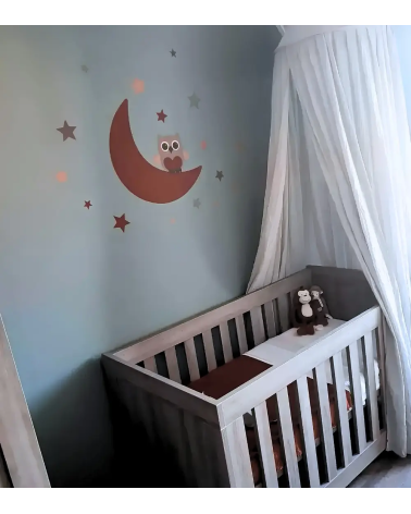 Behangsticker uiltje op de maan babykamer roest.