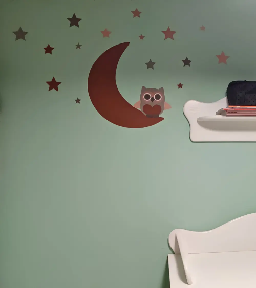 Babykamer Behangsticker babykamer uil op de maan roest op een groene muur.