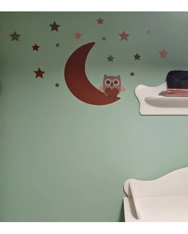 Babykamer Behangsticker babykamer uil op de maan roest op een groene muur.