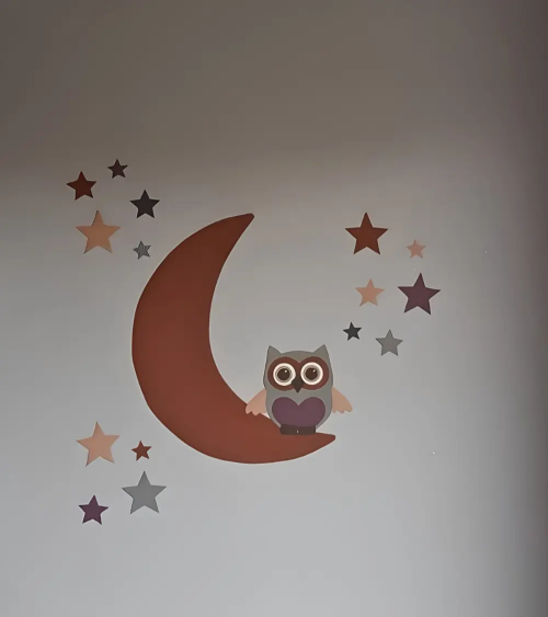 Behangsticker babykamer uil op de maan met sterren roestbruin.