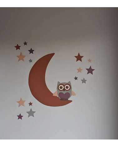 Behangsticker babykamer uil op de maan met sterren roestbruin.