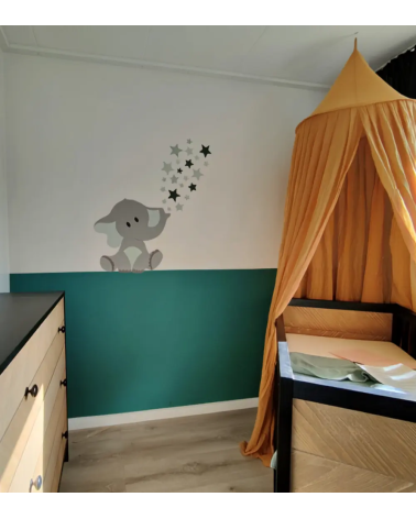 Donkergroen en okergele babykamer met olifant behangsticker met set sterren.