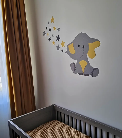 Muurdecoratie babykamer olifant okergeel met sterren.