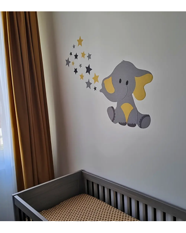 Muurdecoratie babykamer olifant okergeel met sterren.