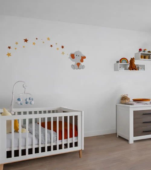 Behangsticker babykamer met een olifantje met sterren in roestoranje, terracotta en oker.