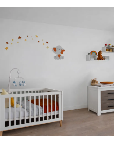 Behangsticker babykamer met een olifantje met sterren in roestoranje, terracotta en oker.