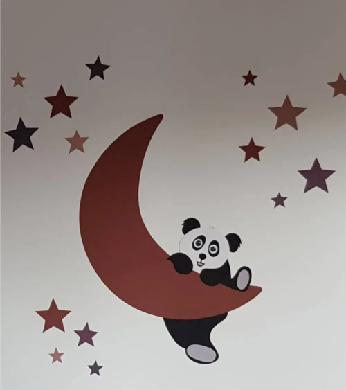 Behangsticker babykamer hangende pandabeer op de maan met sterren roest.