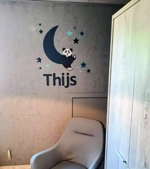 Hangende pandabeer op maan behangsticker kinderkamer met naamletters.