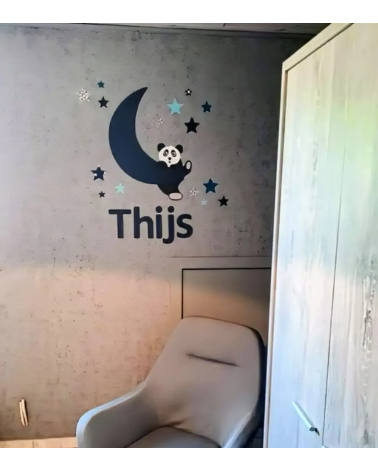 Hangende pandabeer op maan behangsticker kinderkamer met naamletters.