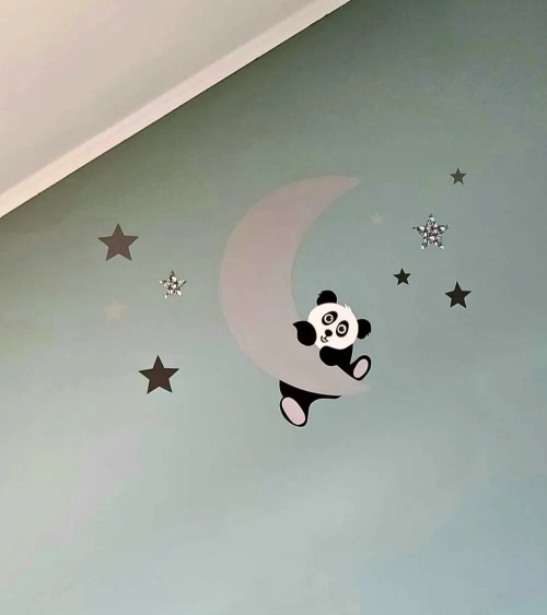 Hangende pandabeer op maan behangsticker voor de babykamer in grijstinten.