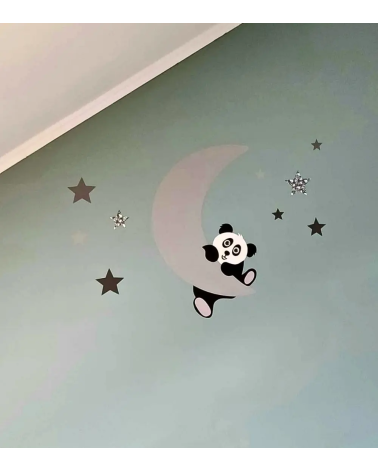 Hangende pandabeer op maan behangsticker voor de babykamer in grijstinten.