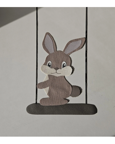 Babykamer behangsticker konijntje op schommel.