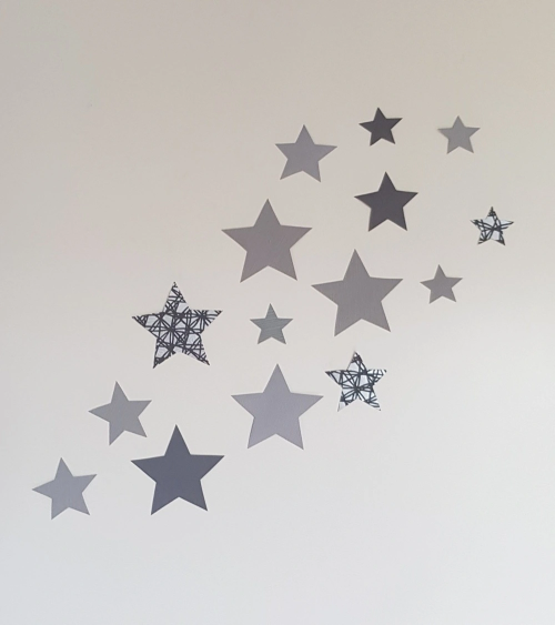 Set sterren behangstickers babykamer lichtgrijs.