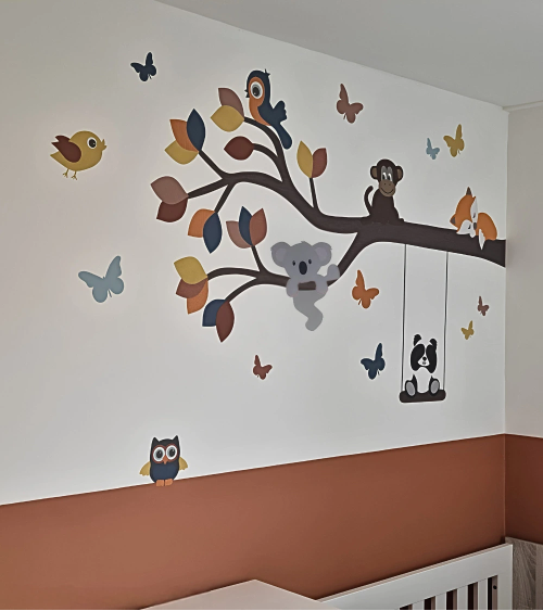 Behangsticker babykamer tak met vrolijke dieren in roest, terracotta, oker, oranje, groen en blauw.
