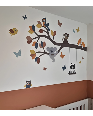 Behangsticker babykamer tak met vrolijke dieren in roest, terracotta, oker, oranje, groen en blauw.
