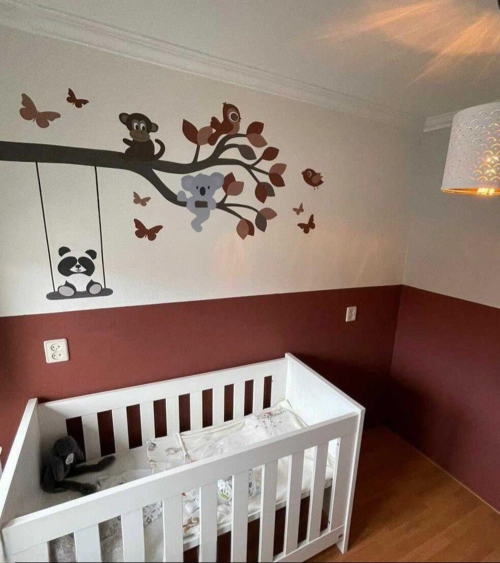 Behangsticker babykamer tak met dieren roest en terracotta.