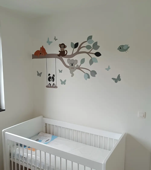 Babykamer behangsticker tak met vrolijke dieren oud groen.