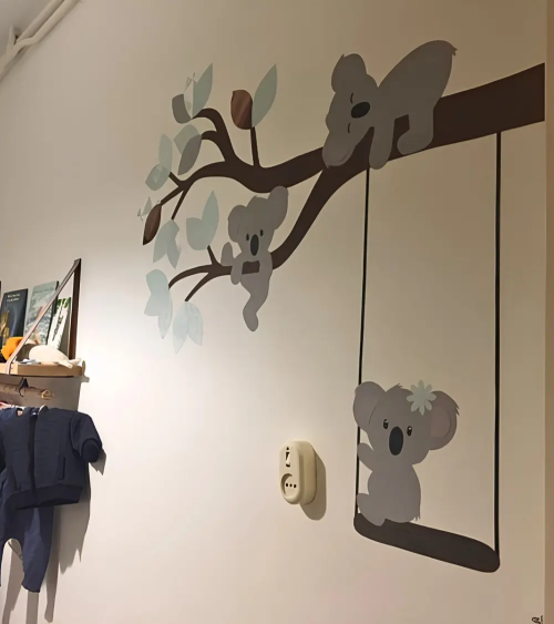 Behangsticker koalabeertjes op een tak mintgroen in de babykamer.