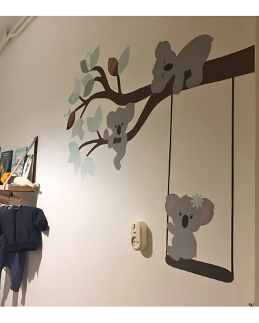 Behangsticker koalabeertjes op een tak mintgroen in de babykamer.