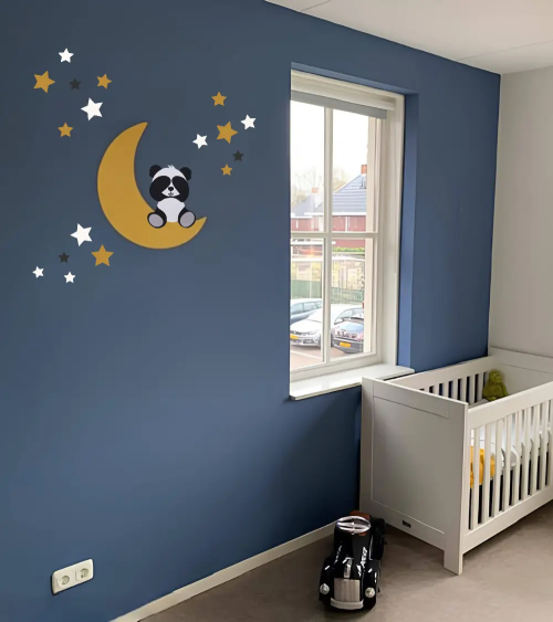 Donkerblauwe jongens babykamer met een pandabeer op een okergele maan en sterren behangsticker.