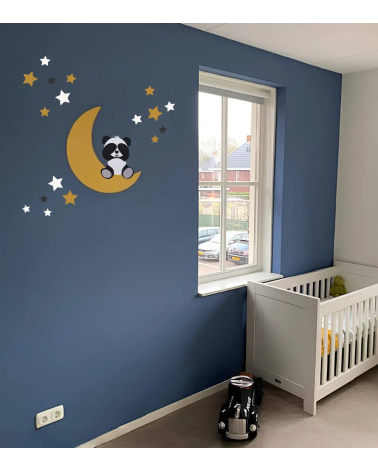 Donkerblauwe jongens babykamer met een pandabeer op een okergele maan en sterren behangsticker.