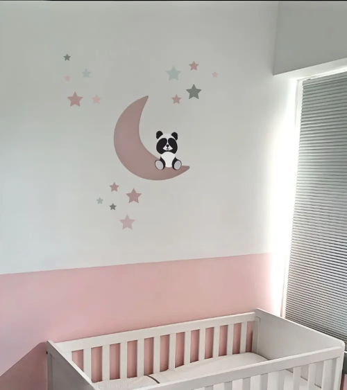 Behangsticker meisjeskamer pandabeer op oud roze maan en sterren in oudroze en oudgroen.