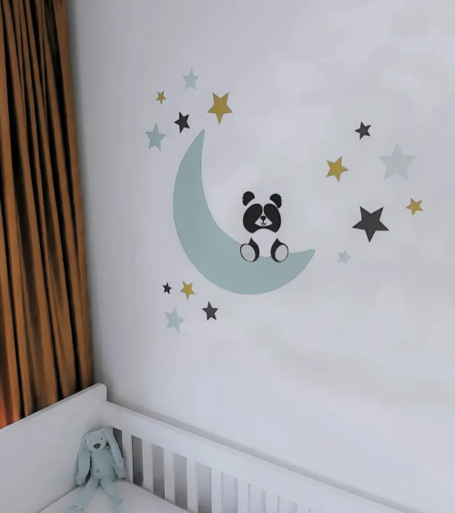 Behangsticker babykamer mintgroene maan met panda en okergele sterren.