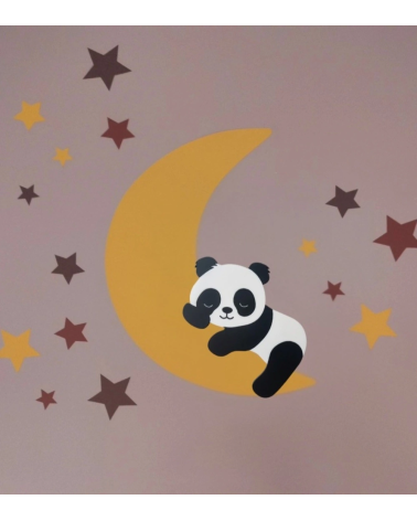 Behangsticker slapende pandabeer op een okergele maan met terracotta sterren op een oudroze muur.