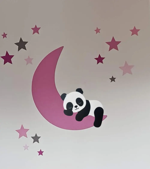 Behangsticker slapende pandabeer op fel roze maan.