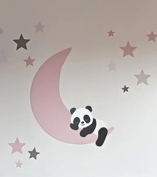 Behangsticker meisjeskamer slapende pandabeer op oudroze maan en sterren.