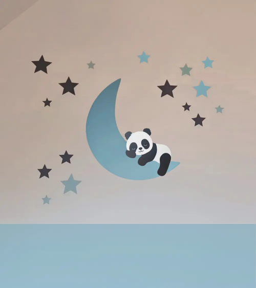 Jongens babykamer behangsticker met een slapend pandabeertje op een lichtblauwe maan met blauwe sterren.