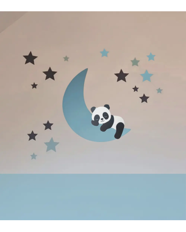Jongens babykamer behangsticker met een slapend pandabeertje op een lichtblauwe maan met blauwe sterren.