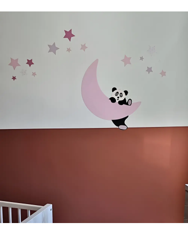 Behangsticker van een roze maan met sterren en een pandabeertje dat op de maan klimt.