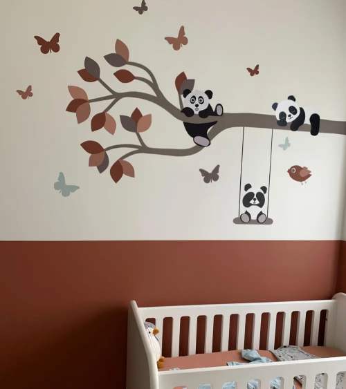 Muurdecoratie babykamer tak met pandabeertjes, schommel, vlinders en vogeltje in terracotta en roestbruin bruin.