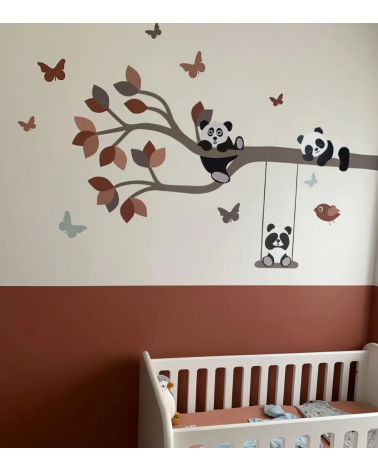 Muurdecoratie babykamer tak met pandabeertjes, schommel, vlinders en vogeltje in terracotta en roestbruin bruin.