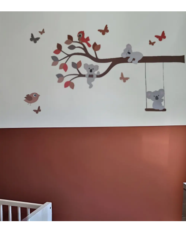 Muurdecoratie babykamer tak met koalabeertjes, een schommel, vlinders en vogeltje in terracotta, rood en roestbruin.