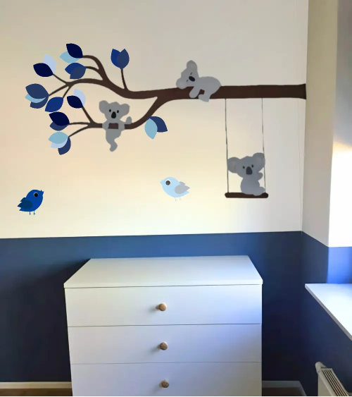 Jongenskamer muurdecoratie tak met koalabeertjes en vliegende vogeltjes in lichtblauw en donkerblauw.