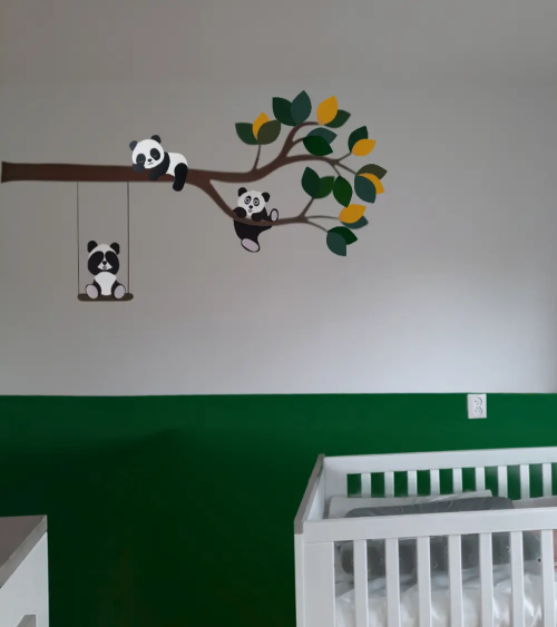Panda tak behangsticker met schommel in een donkergroene jongenskamer.