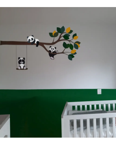 Panda tak behangsticker met schommel in een donkergroene jongenskamer.