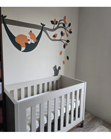 Behangsticker babykamer van een tak met een slapend vosje in hangmat donkergroen, oranje