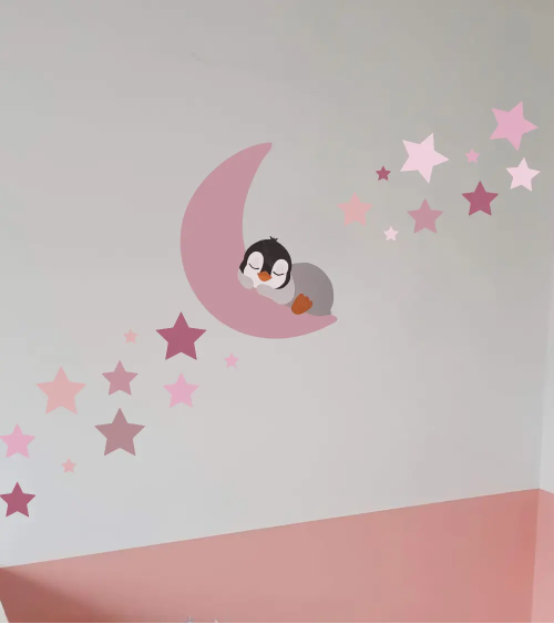 Meisjeskamer muurdecoratie van een slapende pinguïn op een roze maan met sterren.