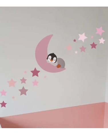 Meisjeskamer muurdecoratie van een slapende pinguïn op een roze maan met sterren.