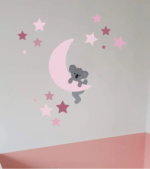 Meisjeskamer behang muurdecoratie van een koalabeertje dat op een roze maan probeert te klimmen.