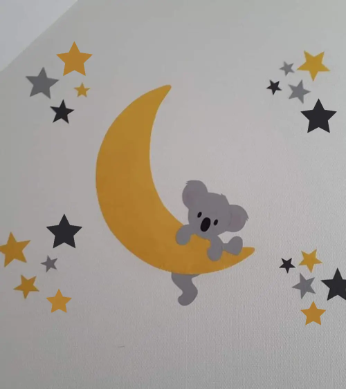 Behangsticker voor de kinderkamer met een hangend koalabeertje aan een okergele maan met okergele en grijze sterren.