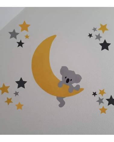 Behangsticker voor de kinderkamer met een hangend koalabeertje aan een okergele maan met okergele en grijze sterren.