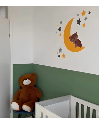 Groene babykamer met een okergele maan en sterren behangsticker met een slapend vosje