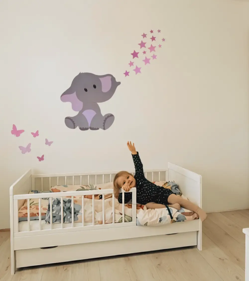 Roze baby olifant met vlinders in lichte meisjeskamer.
