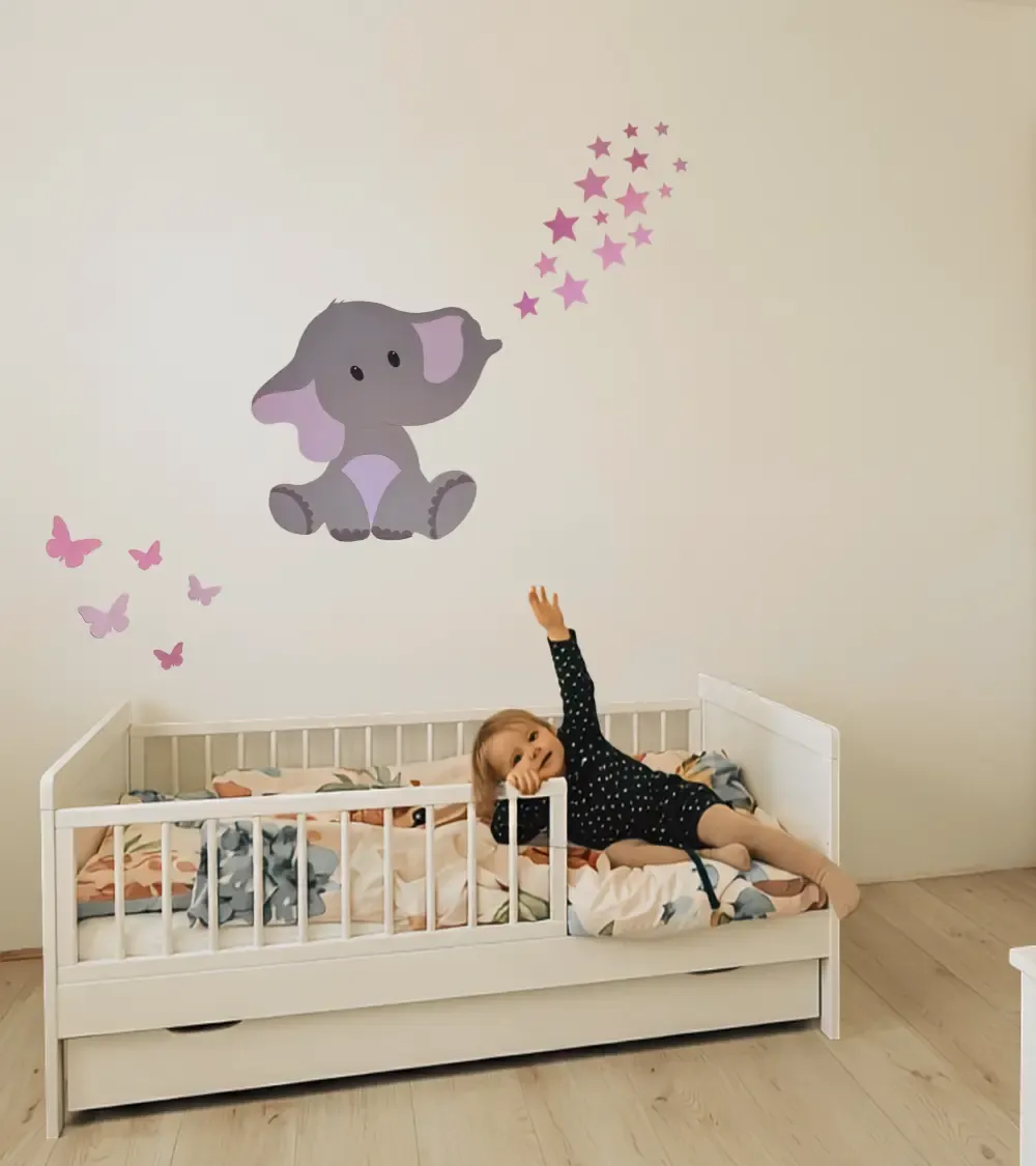 Roze baby olifant met vlinders in lichte meisjeskamer.