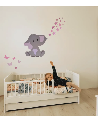 Roze baby olifant met vlinders in lichte meisjeskamer.