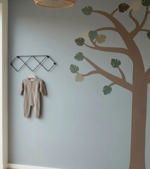 Behangboom zonder dieren op jeansblauwe muur.